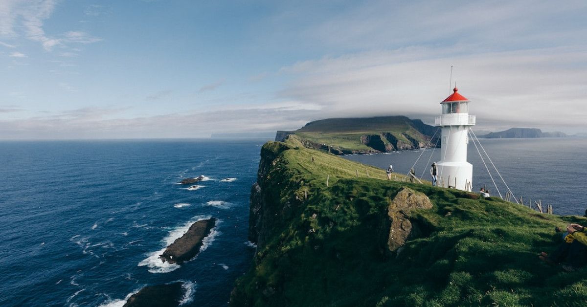 10 inspiring lighthouse quotes: wisdom for your journey.