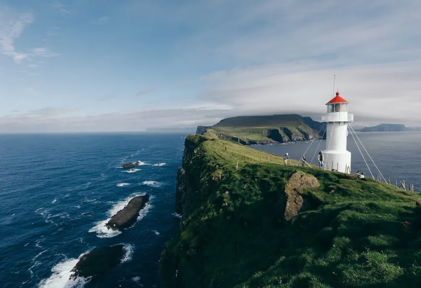 10 inspiring lighthouse quotes: wisdom for your journey.
